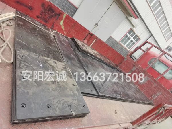 自卸車車底滑板發(fā)貨南寧，安陽宏誠自卸車車底滑板卸車沒煩惱！